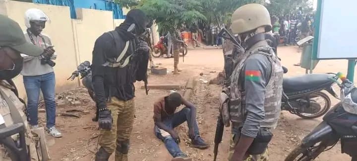Burkina Faso : En pleine manifestation, un voleur copieusement passé à tabac