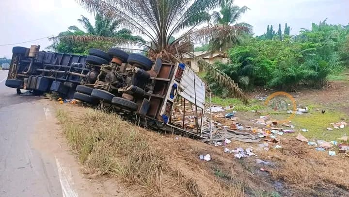 Côte d'Ivoire : Assalekro, un camion remorque chute et déverse son chargement