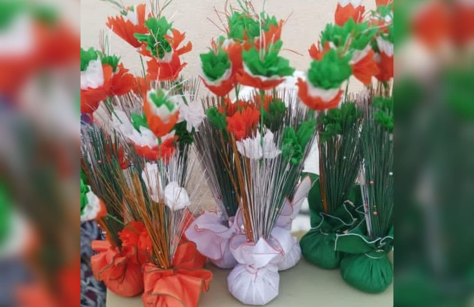 Côte d'Ivoire : Bouaké, les éléphants soutenus par les mineurs du COM avec des bouquets de fleurs fabriqués aux couleurs du drapeau national