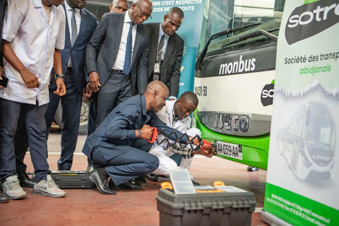 Côte d'Ivoire : Amadou Koné lance officiellement la pose des nouvelles plaques d’immatriculation