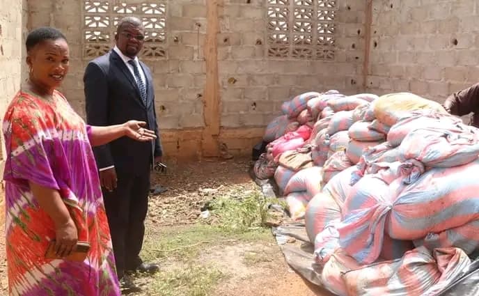 Côte d'Ivoire : Diegonefla, avec ses femmes et enfants à ses côtés, un imam produit et commercialise du faux sucre