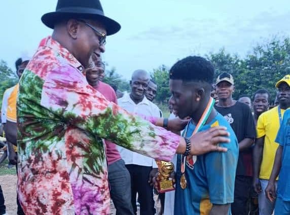 Côte d'Ivoire : Anaud Théodore aux côtés de la jeunesse de Botro à l'occasion d'un tournoi