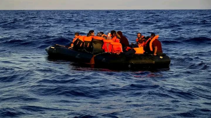 Grèce : De peur d'être expulsés, une cinquantaine de migrants refusent d'être récupérés en mer