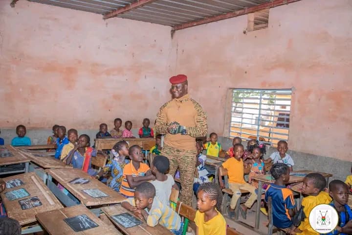Burkina Faso : Bobo-Dioulasso, le Capitaine Ibrahim Traoré mué en enseignant à l’Ecole « B » de Péni