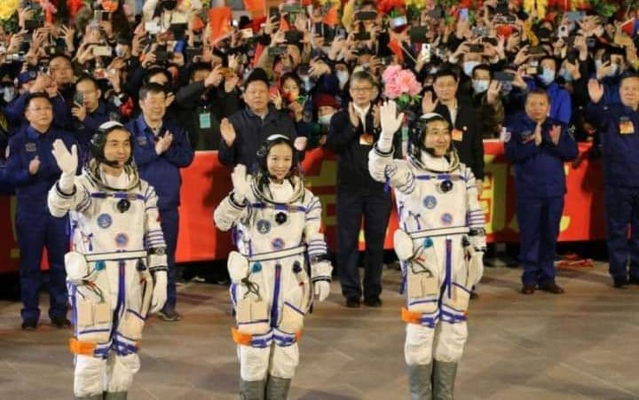 Chine : Trois astronautes bientôt dans l'espace pour 6 mois