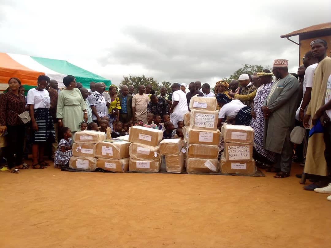 Côte d'Ivoire : 2250 manuels scolaires d'une valeur de 4,5 millions f offerts à des écoles primaires par l'association des amis d'enfance de Bouaké