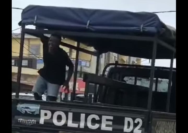 Côte d'Ivoire : Ils jouent à imiter des apprentis "Gbaka" sur un véhicule de Police en stationnement et se retrouvent face à la BRI SUD