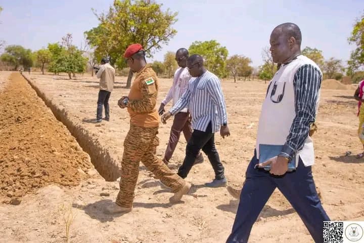 Burkina Faso : Promesses du Chef de l’État aux maraichères de Zongo, le Directeur de cabinet du Président du Faso constate l’effectivité des travaux
