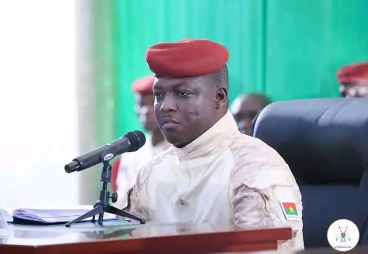 Burkina Faso : Le président de la transition chasse trois diplomates français du territoire et leur donne un ultimatum