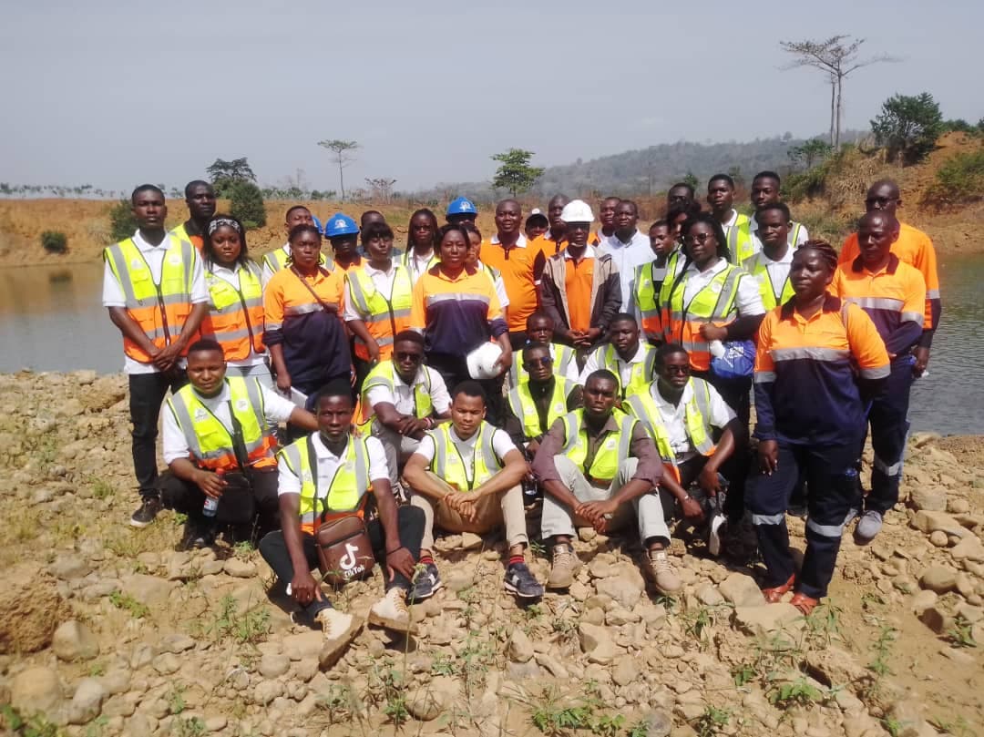 Côte d'Ivoire : 22 étudiants de l'UJLOG à Bouaflé sur les sites miniers de Kassa Gold pour une visite technique et d'étude