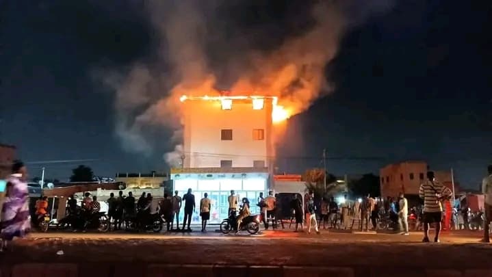 Burkina Faso : Un immeuble en feu à Ouagadougou