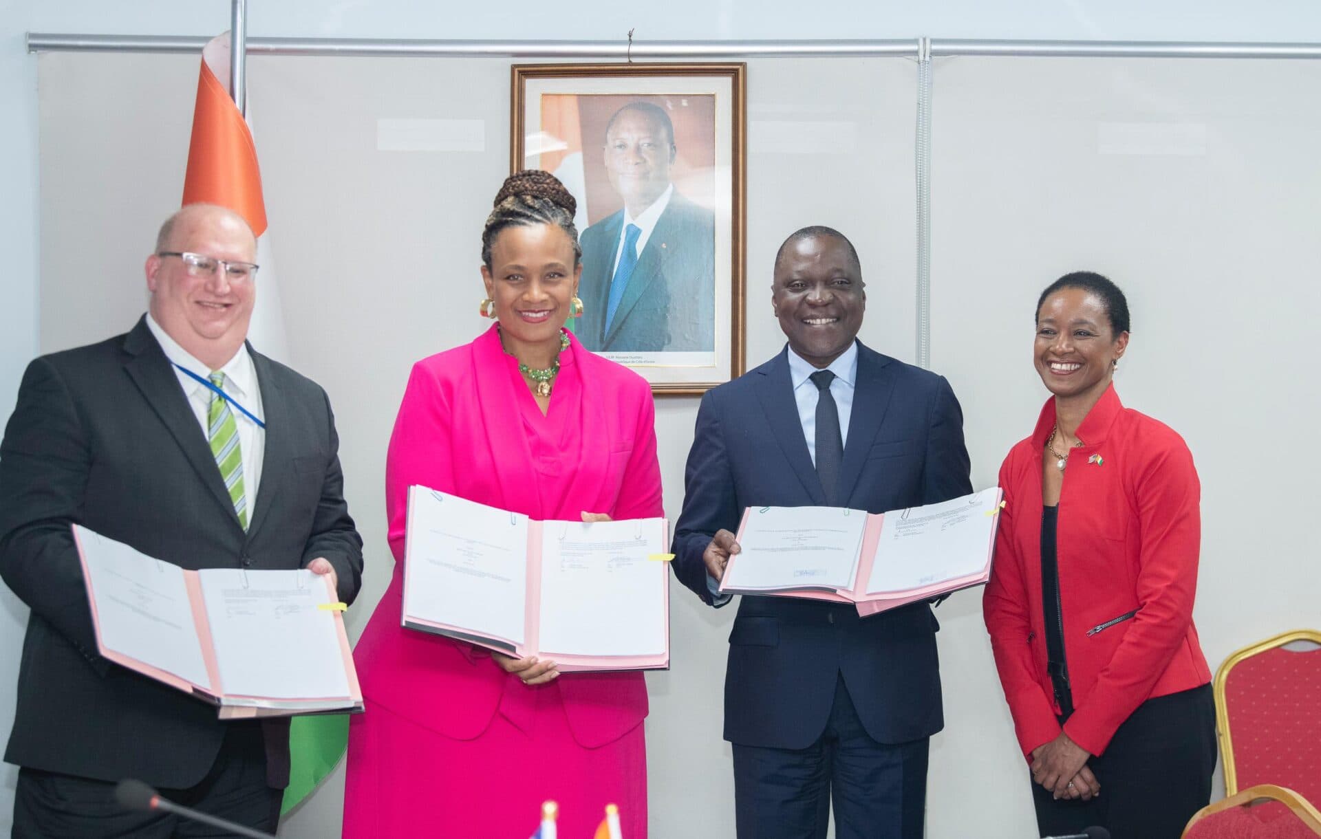 Côte d'Ivoire : Signature de contrat entre Amadou Koné et l'USTDA-NTELX pour élaborer un Système d’information et de programmation des mouvements des gros camions