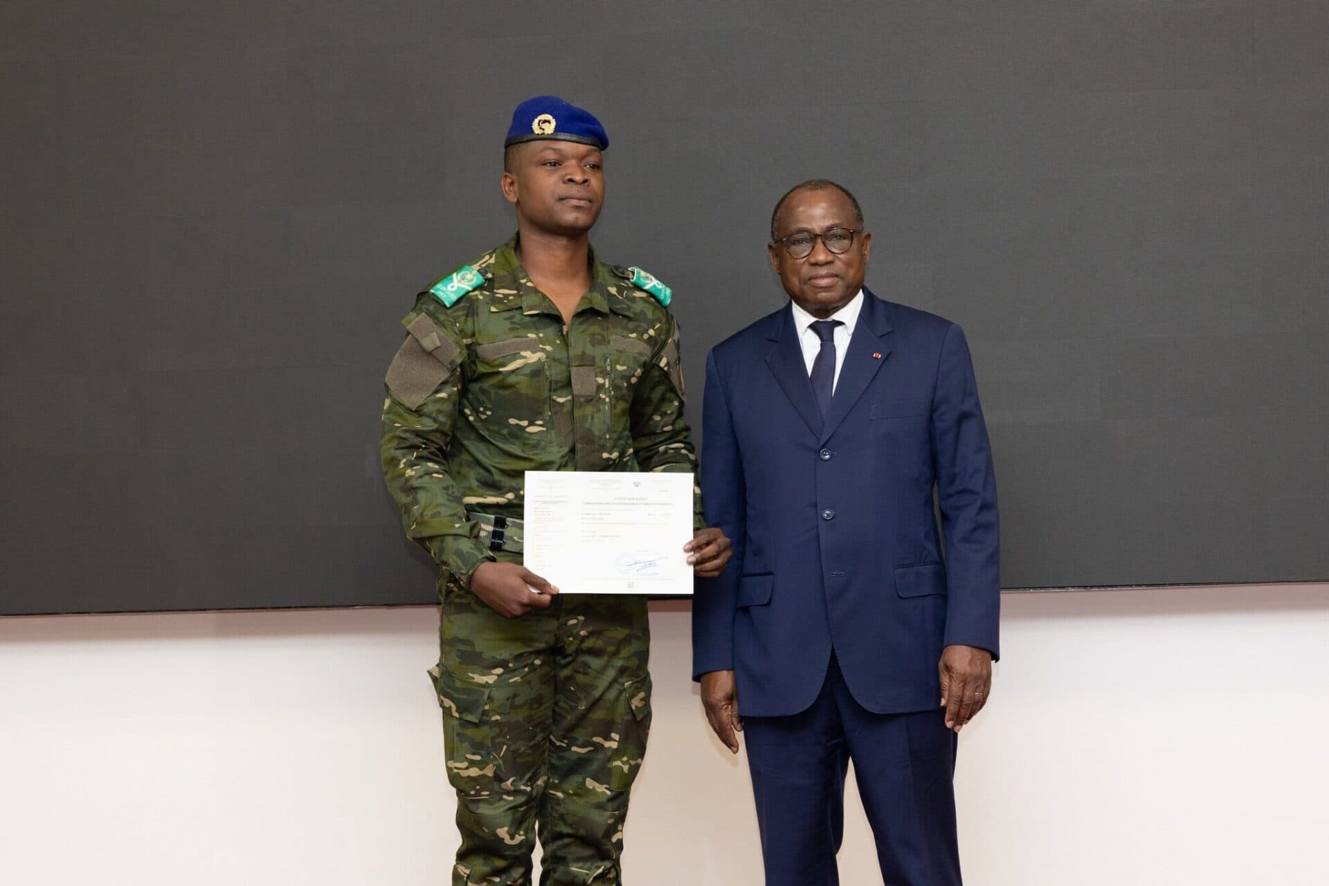 Côte d'Ivoire : Téné Birahima Ouattara remet des Certificats de fin de formation aux militaires spécialistes