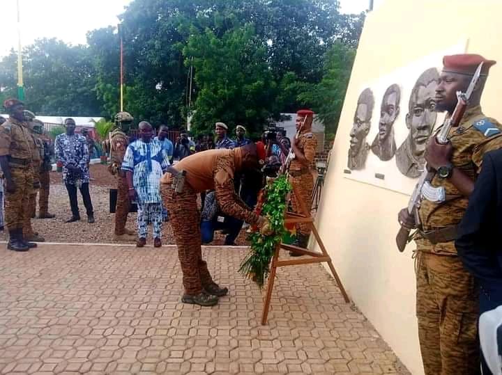 Burkina Faso : 15-Octobre, le capitaine Ibrahim Traoré dépose une gerbe de fleurs au Mémorial Thomas Sankara