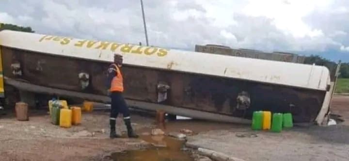 Côte d'Ivoire : Axe Ferké-Ouangolo, un camion-citerne se renverse avec 45000 litres de gazoil
