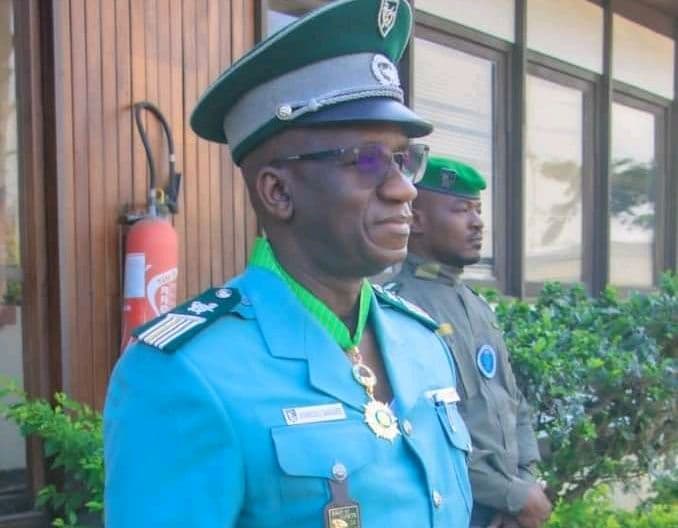 Côte d'Ivoire : Le DG de la SODEFOR présente sa distinction de commandeur de l'ordre national lors du salut aux couleurs