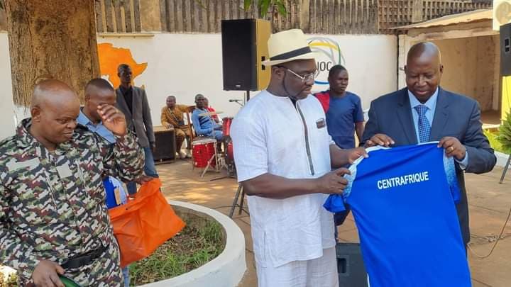 Centrafrique : Le Président du CNOSCA reçoit les fauves U20 à son siège