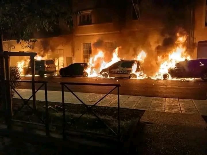 France : Un commissariat attaqué, plusieurs véhicules incendiés