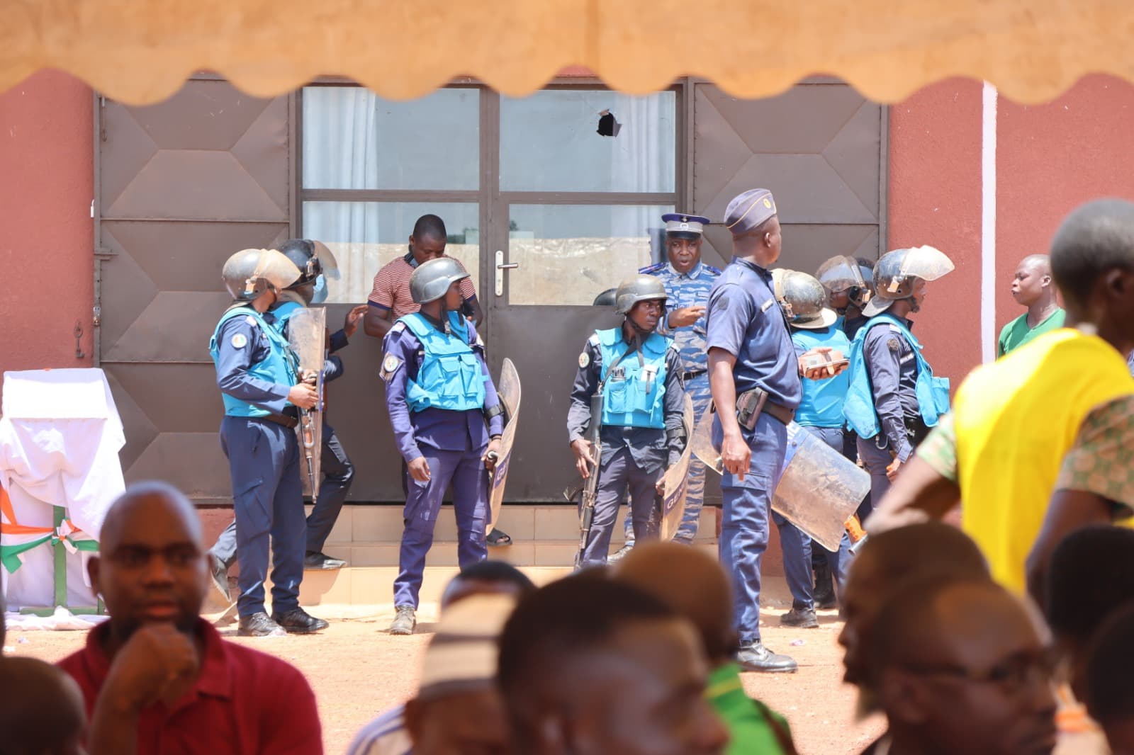Côte d'Ivoire : Sirasso, le conseil municipal interrompu par des jets de pierres, le Maire menacé par des militants RHDP escorté par des gendarmes